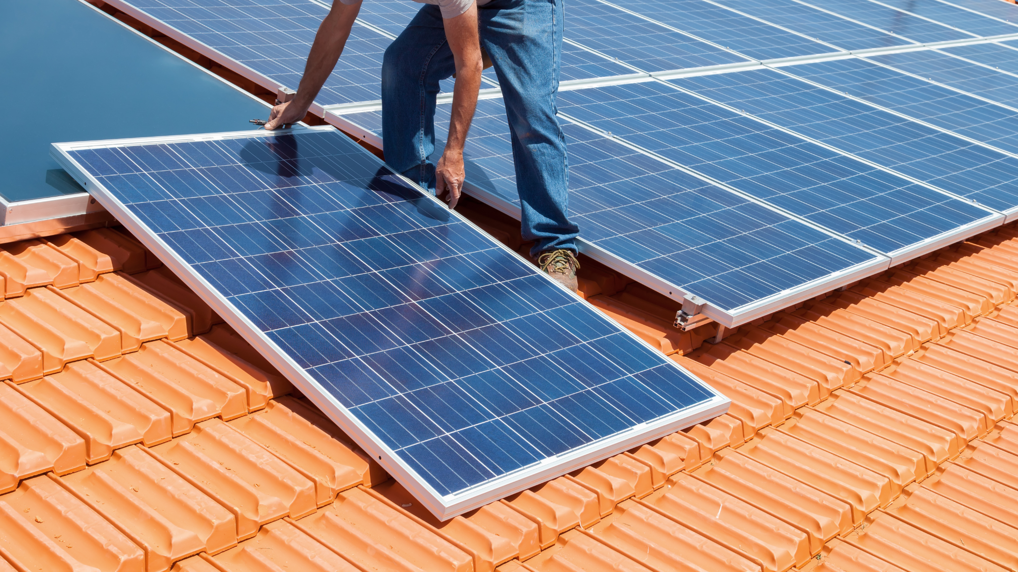 Instalação de painéis solares num telhado
